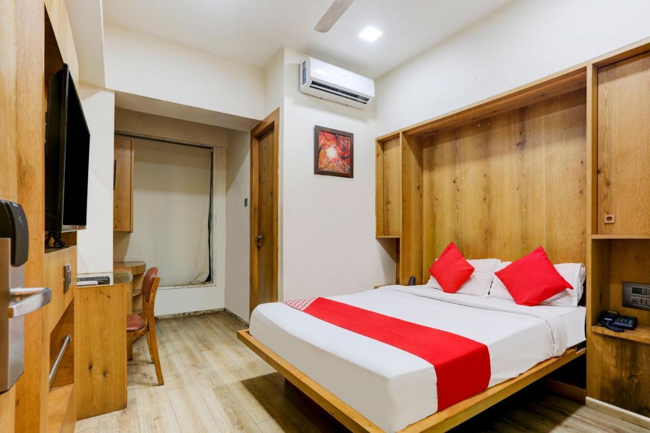 Oyo 81549 Hotel Elegance Nx Bombay Eksteriør billede